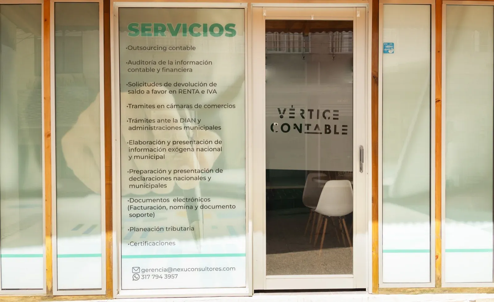 Vitrina de la oficina de Vértice Contable con el listado de servicios