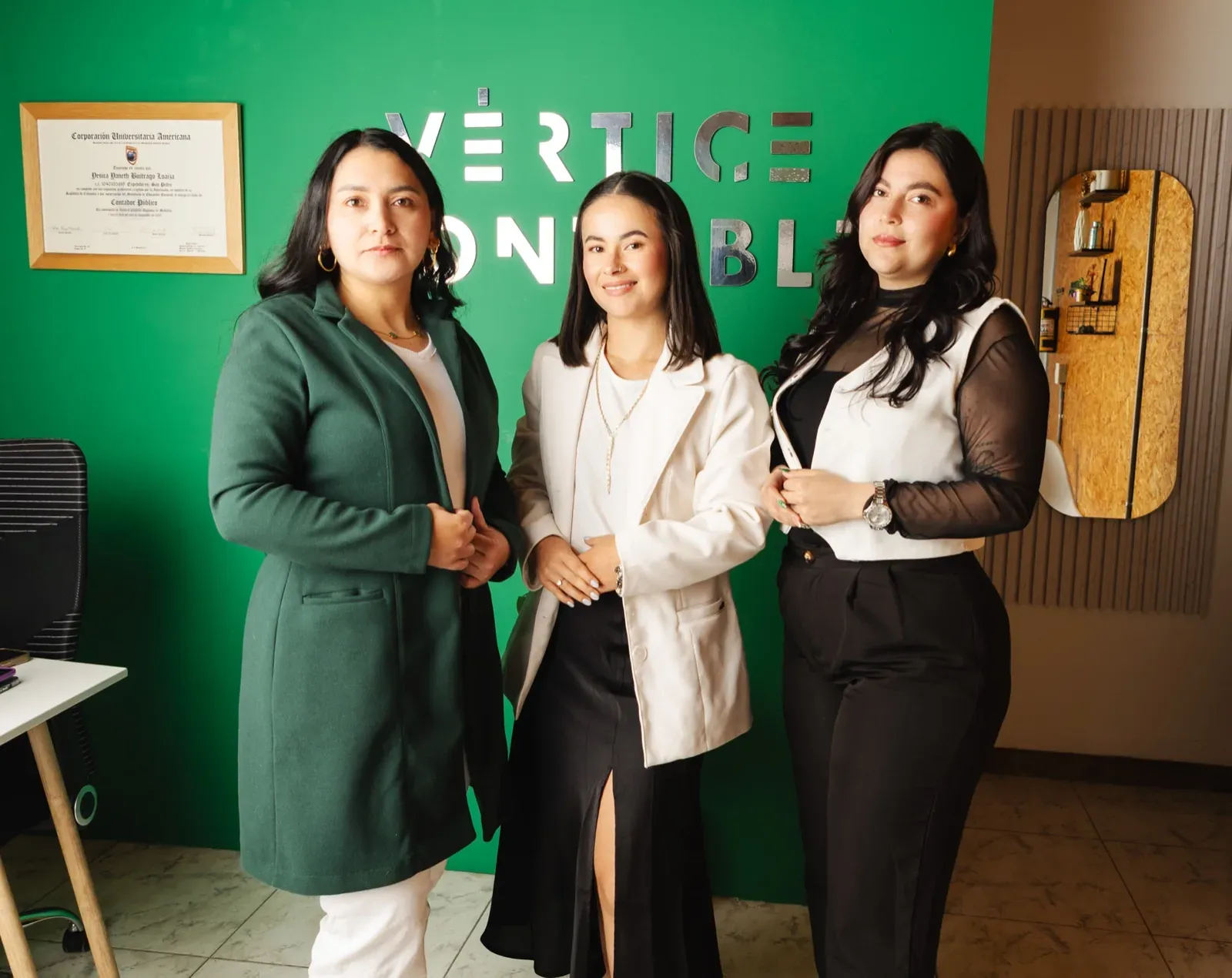 Las tres contadoras de Vértice Contable en la sala de trabajo de la oficina