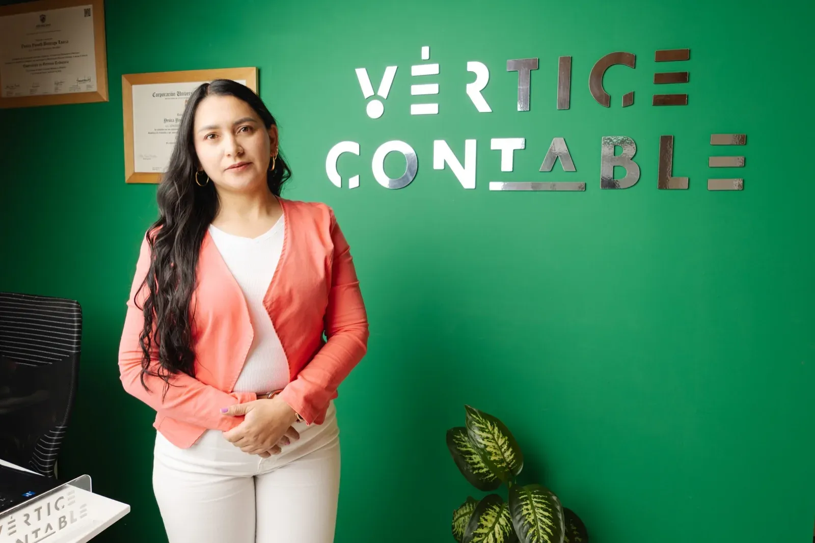 Nancy Carolina Zapata, Socia Contadora de Vértice Contable, en su puesto de trabajo