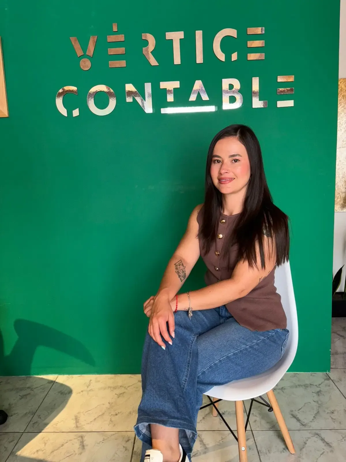 Yesica Buitrago, contadora pública de Vértice Contable, en la oficina de la firma
