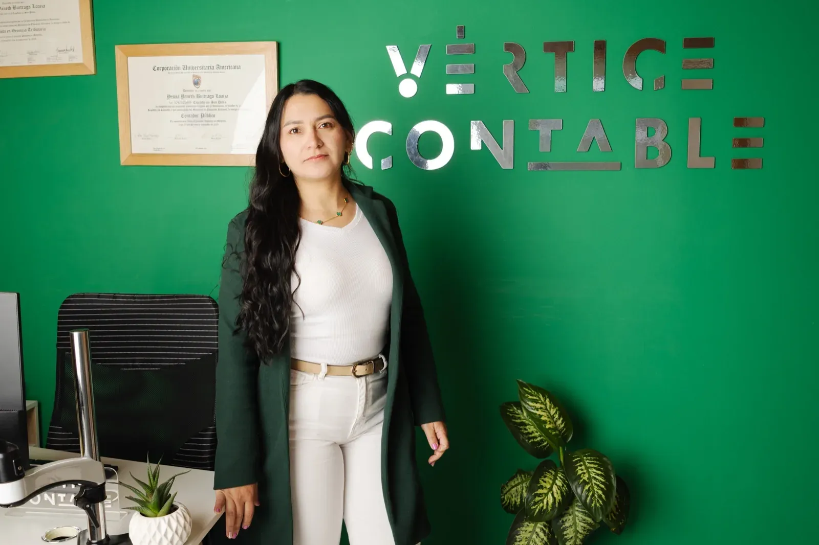 Nancy Carolina Zapata, Socia Contadora de Vértice Contable, en la oficina