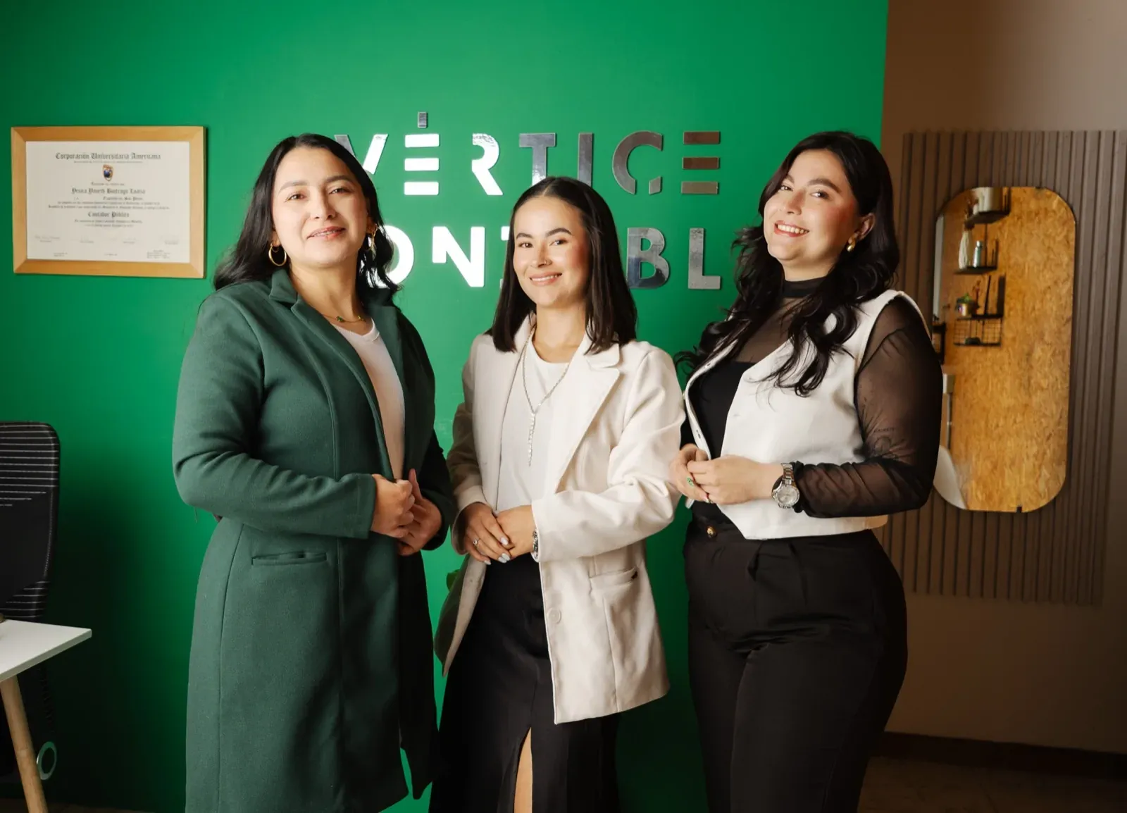 Las tres contadoras de Vértice Contable en la oficina de San Pedro de los Milagros