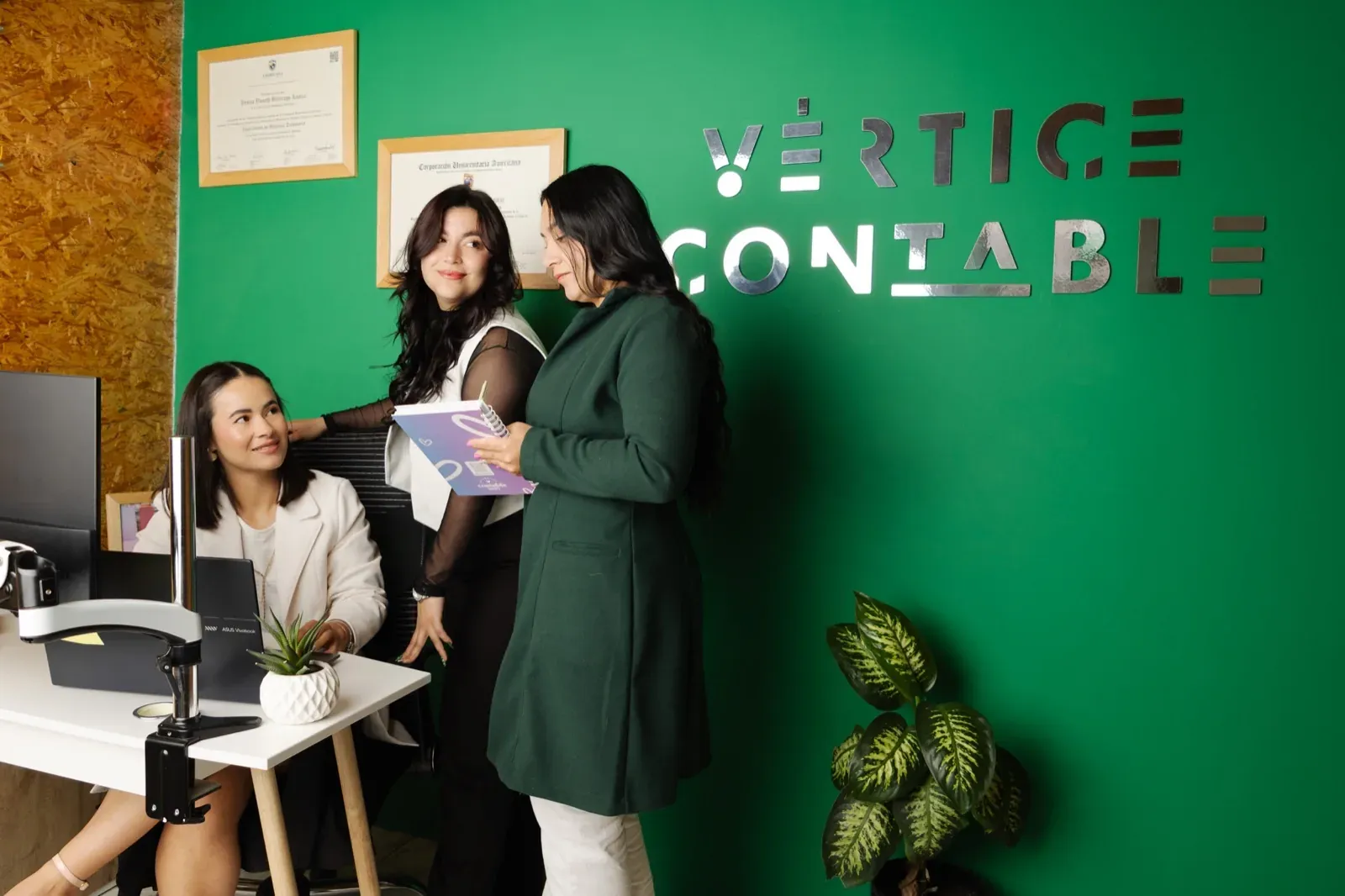 Contadoras de Vértice Contable revisando una declaración en el escritorio de la oficina