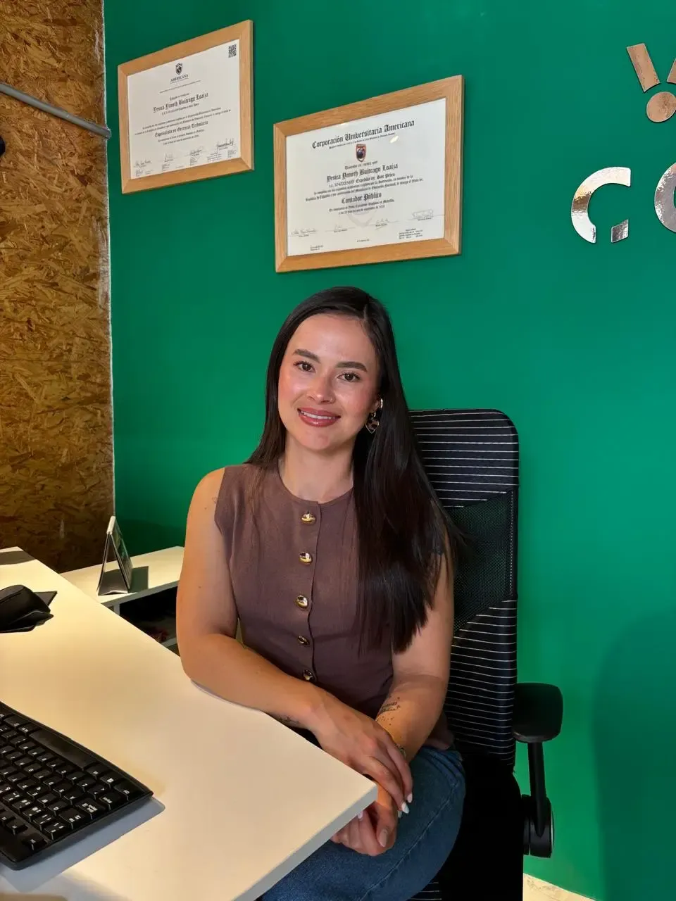 Yesica Buitrago, contadora pública de Vértice Contable, en su escritorio