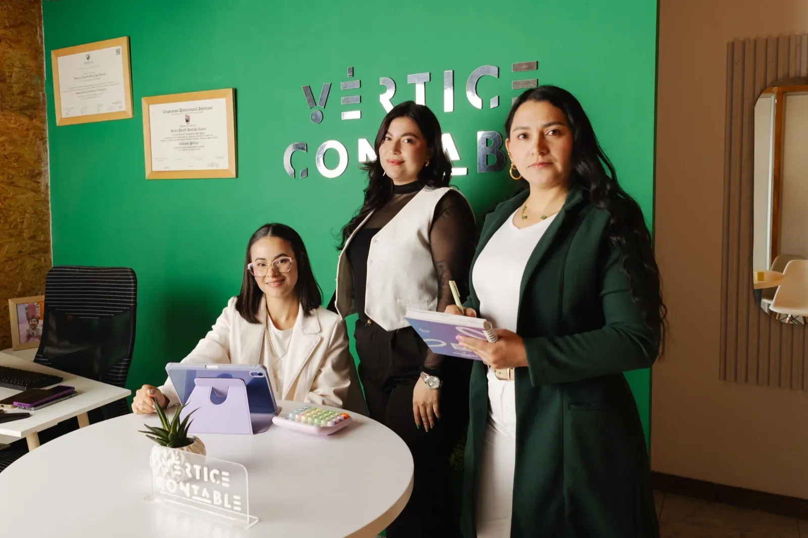 Equipo de Vértice Contable revisando el calendario de vencimientos en la oficina