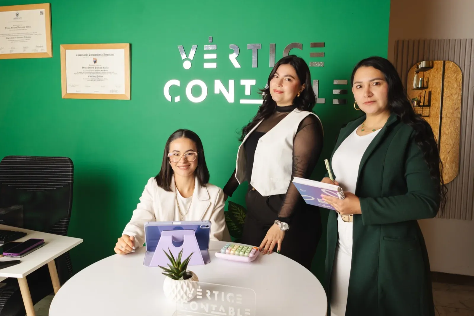 Contadoras de Vértice Contable revisando una declaración en la mesa de trabajo