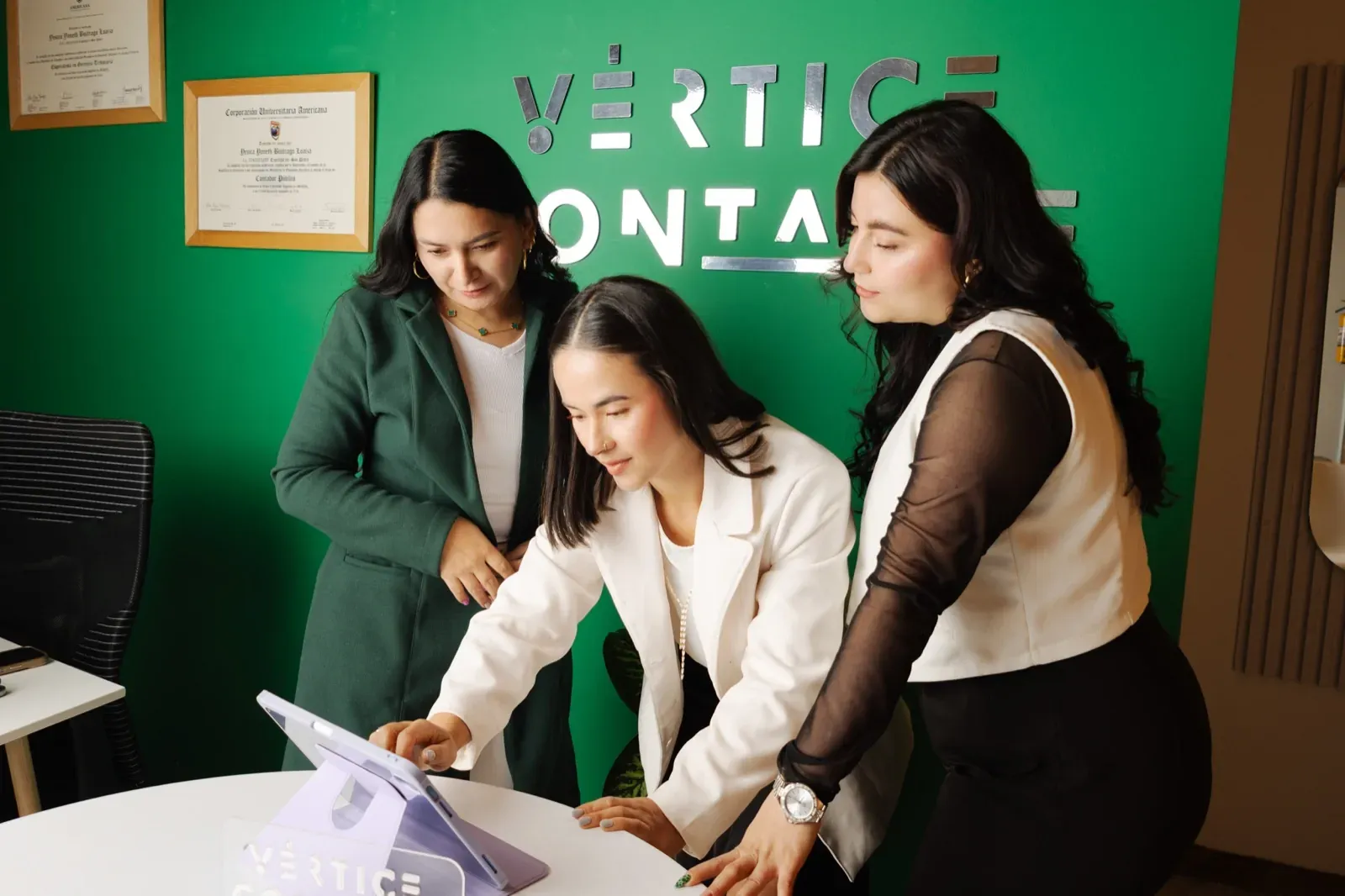 Equipo de Vértice Contable revisando la información contable de una pyme
